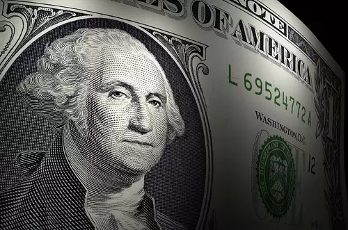 El dólar toca su nivel más bajo en cuatro meses