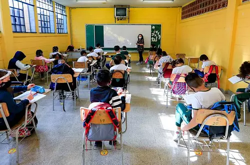 "¿Colegios pueden prohibir piercings y cabello largo?"