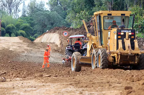 Más de un billón en obras donde el Estado no llega