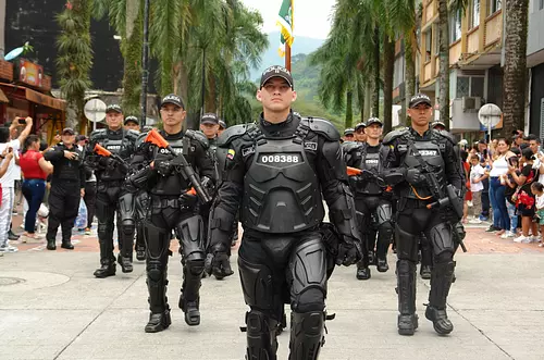 Villavicencio celebra con desfile policial imponente
