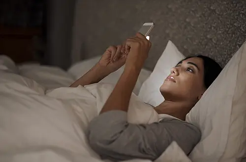 ¿Celular en la cama? Esto podría costarle la salud