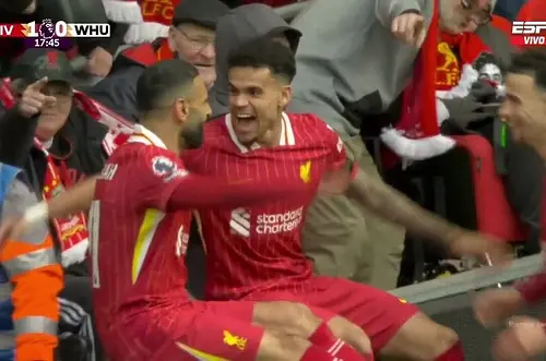 Luis Díaz anota con asistencia de Salah en la Premier