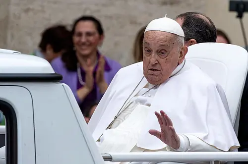 Francisco reaparece y sorprende desde el papamóvil