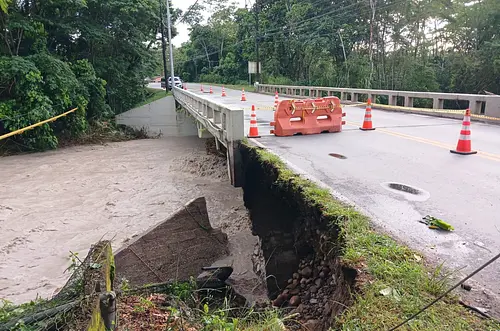 Puente en riesgo: paso restringido en vía a Granada