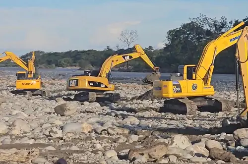 Maquinaria atiende emergencia por lluvias en Alto Ariari