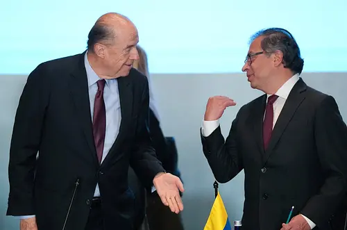 Álvaro Leyva vuelve a arremeter contra Petro con dura carta internacional