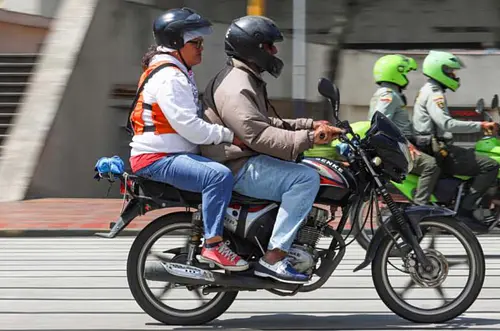 Granada restringe parrillero hombre en moto hasta el 31 de mayo