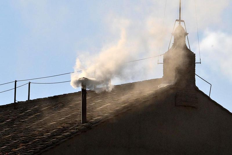 Hay nuevo papa: humo blanco en el Vaticano confirma elección