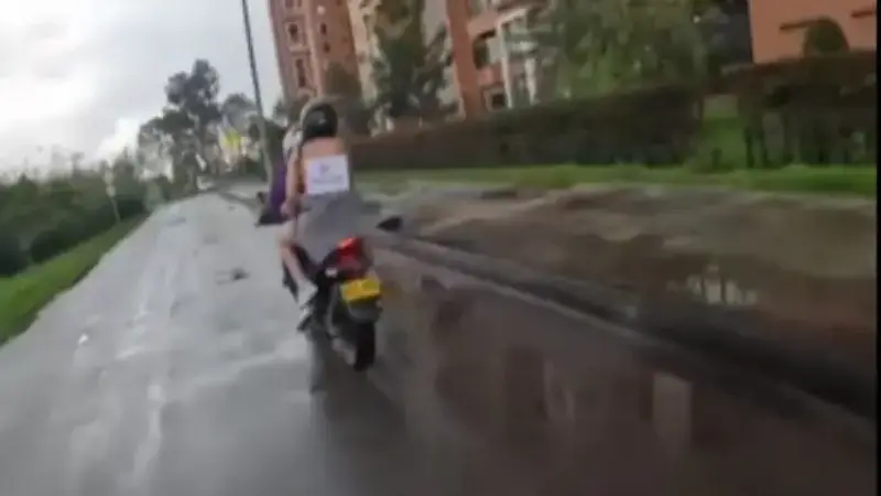 Joven en moto causa revuelo con mensaje para su ex