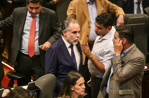 Reforma a la salud avanza, pero enfrenta un futuro incierto