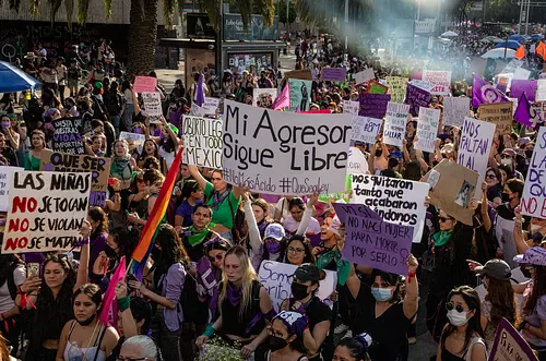Marchas del 8M en Bogotá terminan en disturbios y daños