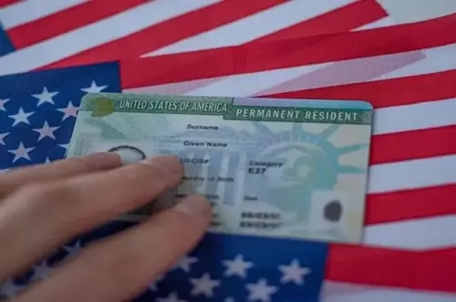 EE. UU. quiere revisar sus redes si pide la Green Card