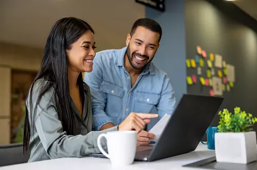 El trabajo híbrido le gana a la virtualidad en Colombia