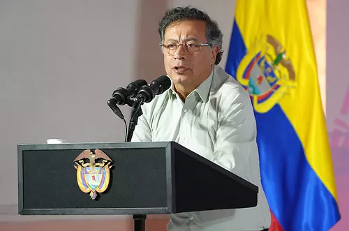 Petro declara día cívico y marchará por su reforma laboral