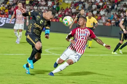 Dos expulsiones en el primer tiempo de Llaneros vs Junior