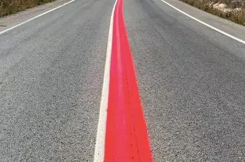 Líneas rojas en carreteras: la multa que podría pagar