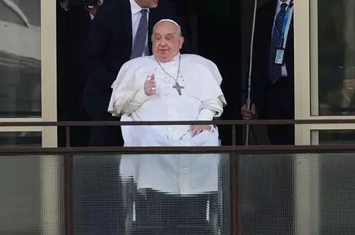 El papa Francisco reaparece tras semanas hospitalizado