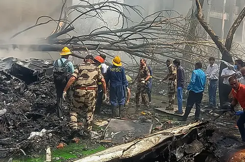 Hallan un sobreviviente tras accidente aéreo en India