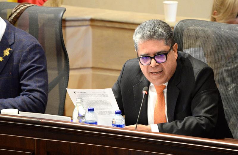 Contralor alerta sobre crisis fiscal y pide modernizar sistema tributario