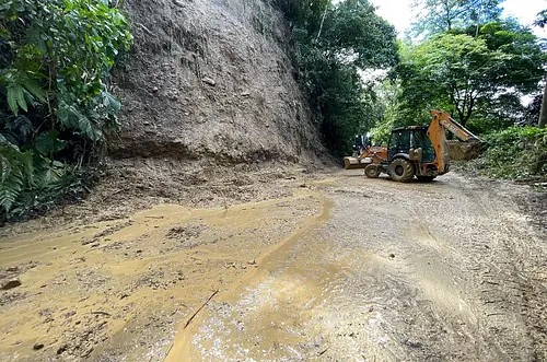 Reabren vía antigua a Restrepo tras derrumbe