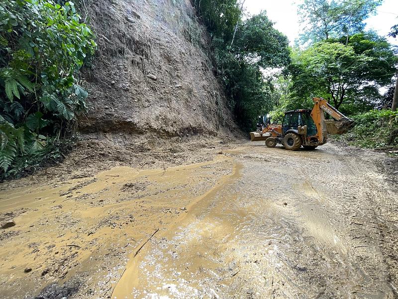 Reabren vía antigua a Restrepo tras derrumbe