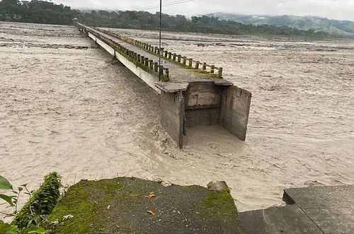 Río Guape arrasa vías y declaran calamidad en Lejanías