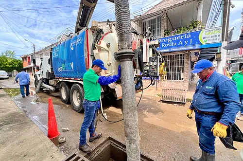 Rejillas, lodo y agua sucia: así enfrenta Villavicencio la crisis