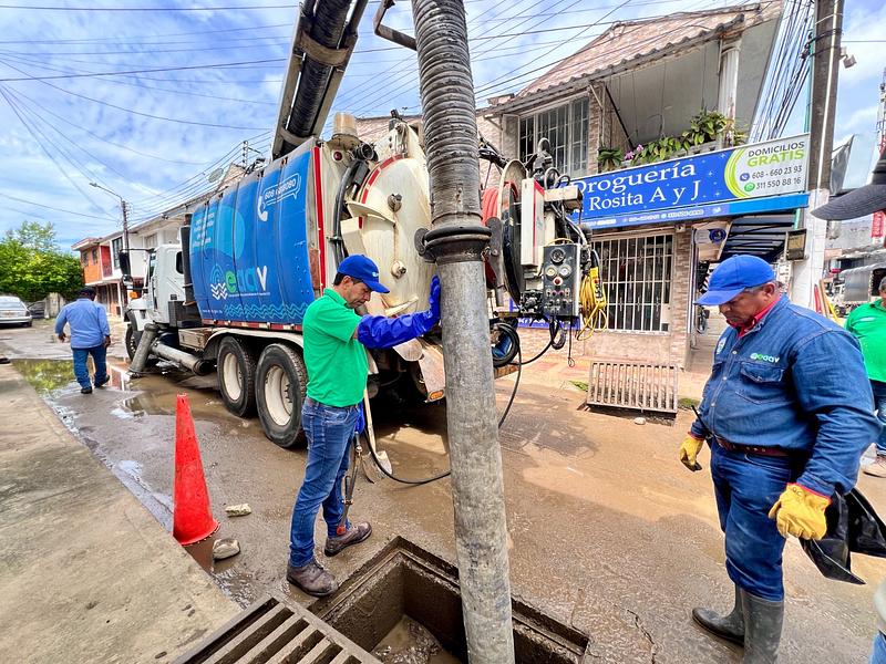 Rejillas, lodo y agua sucia: así enfrenta Villavicencio la crisis
