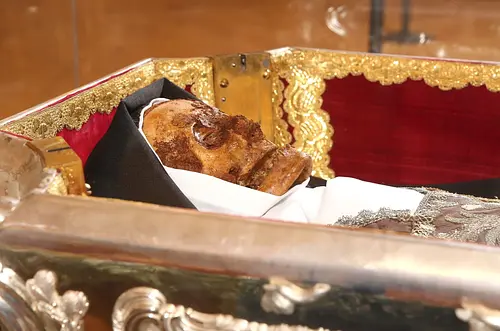 El cuerpo de Santa Teresa se exhibe por primera vez