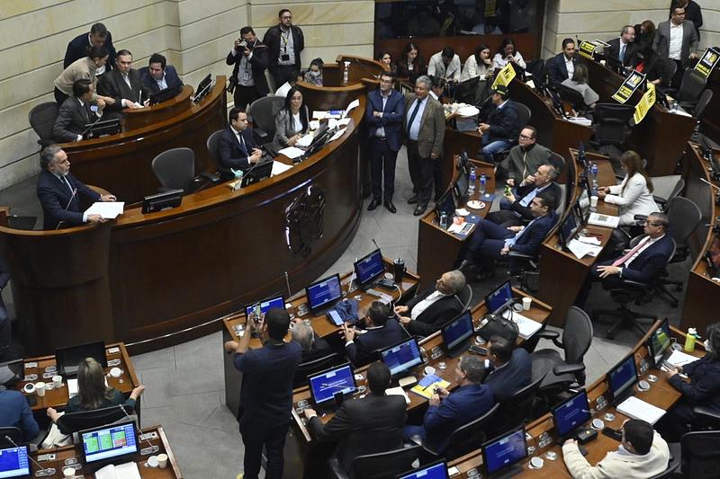 Consulta de Petro se define voto a voto en el Senado