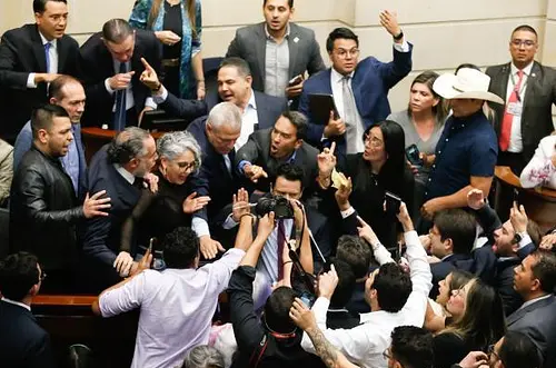 Benedetti armó escándalo en Senado tras caída de consulta