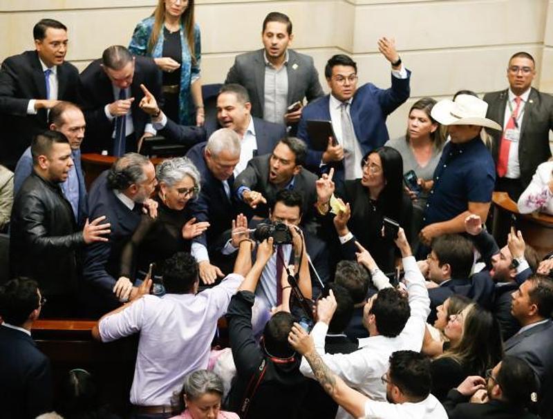 Benedetti armó escándalo en Senado tras caída de consulta