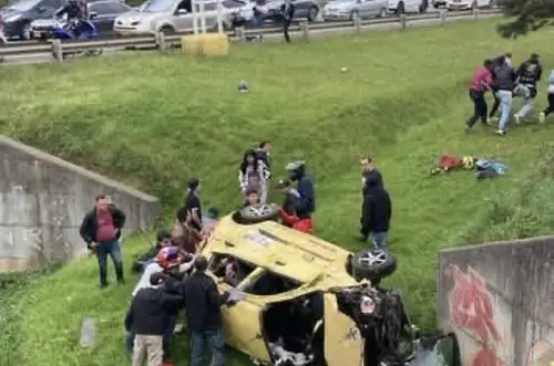 Taxi cayó a canal de aguas en Chía y dejó seis heridos
