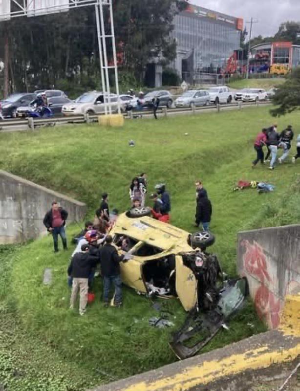 Taxi cayó a canal de aguas en Chía y dejó seis heridos