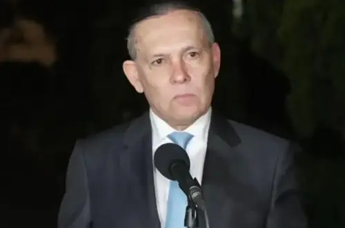Cepeda rechaza consulta popular y la llama “cadáver sepultado”