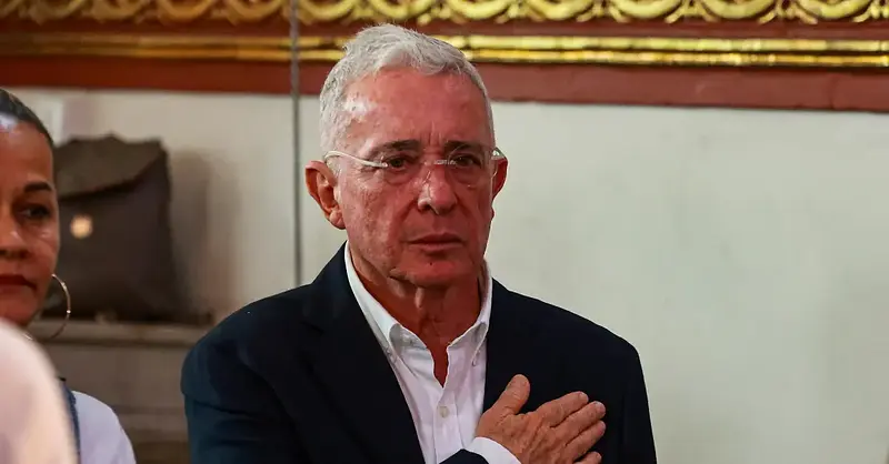 Álvaro Uribe sentenciado a 12 años de prisión domiciliaria