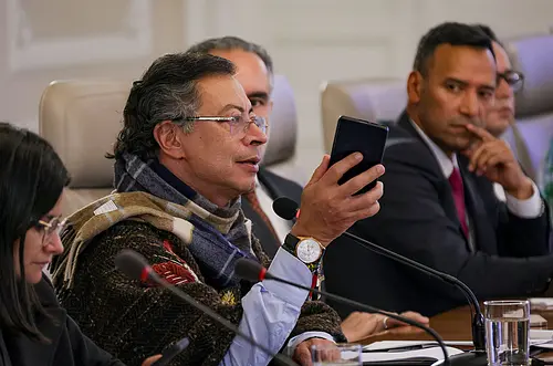 Petro insiste: las armas deben ser monopolio del Estado