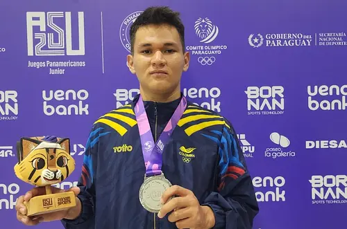 César Silva brilla en Asunción y apunta al Mundial