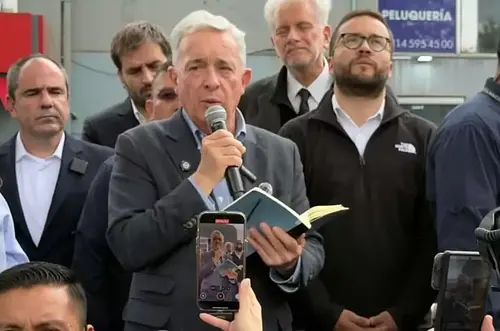 Uribe rindió homenaje a Miguel Uribe en El Golfito