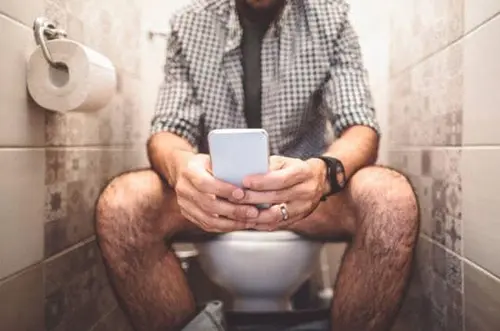 Alertan riesgos de salud y tecnológicos por uso del celular en el baño