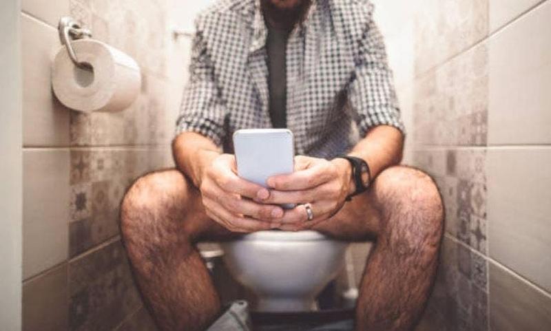 Alertan riesgos de salud y tecnológicos por uso del celular en el baño