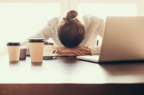Ley colombiana regula sanciones por impuntualidad laboral