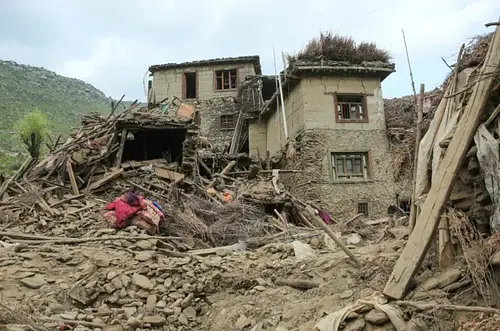 Afganistán enfrenta nuevo sismo en medio de la emergencia