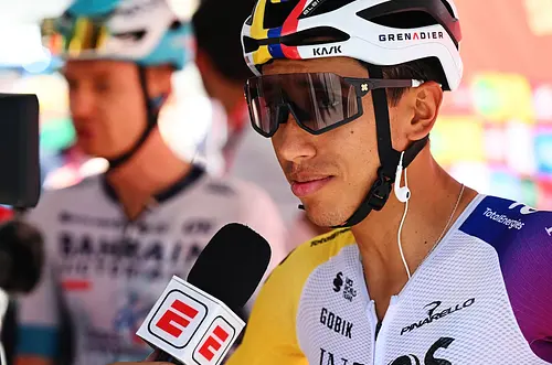 Egan Bernal resiste y sigue en el top de La Vuelta
