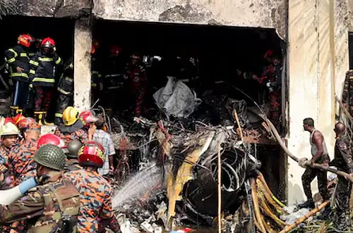 Tragedia en el cielo: un avión cayó sobre una escuela