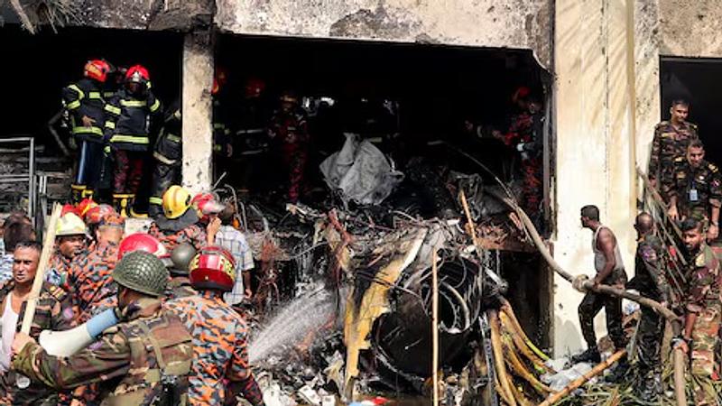 Tragedia en el cielo: un avión cayó sobre una escuela