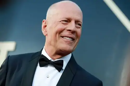 Esposa de Bruce Willis revela origen temprano de su enfermedad