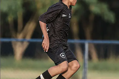 Bernardo Lopes: cicatrices, lucha y fútbol.