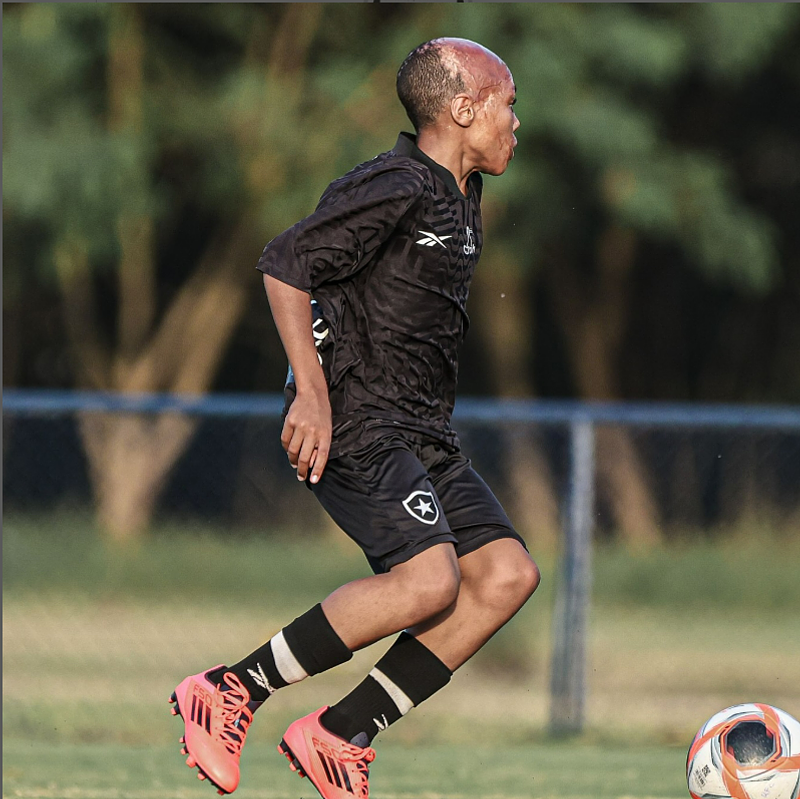 Bernardo Lopes: cicatrices, lucha y fútbol.