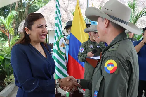 Gobernadora del Meta recibe condecoración militar